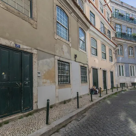 100 A - Central Lisbon Flat By Pink St. *