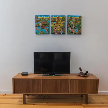 100 A - Central Lisbon Flat By Pink St. *