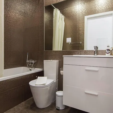 100 A - Central Lisbon Flat By Pink St. *