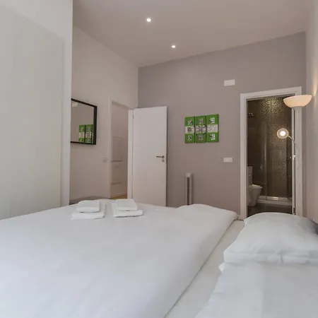 Flat By Pink St Apartment *