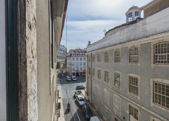 100 A - Flat By Pink St