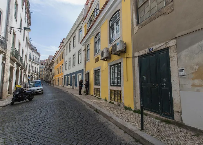 100 A - Flat By Pink St *