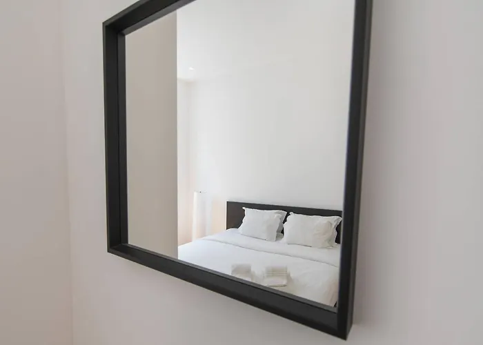 100 A - Flat By Pink St