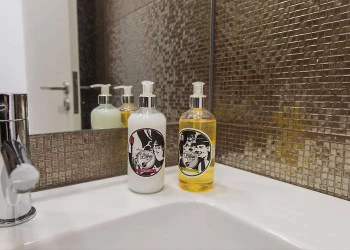 100 A - Flat By Pink St