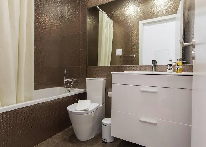 100 A - Flat By Pink St *