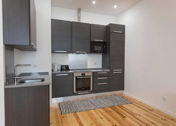 100 A - Flat By Pink St *