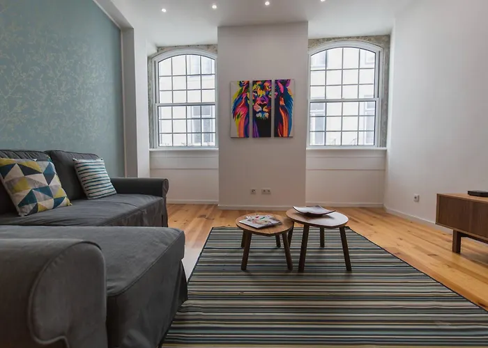 100 A - Flat By Pink St *