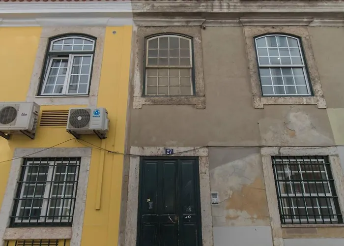 100 A - Flat By Pink St *