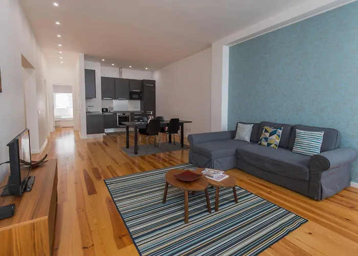 100 A - Flat By Pink St