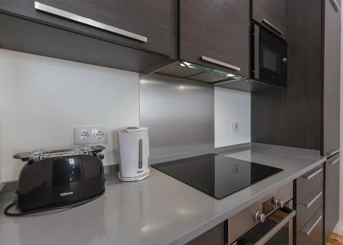 100 A - Flat By Pink St *