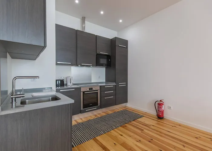 100 A - Flat By Pink St