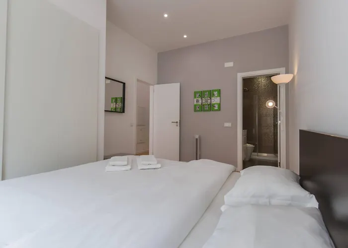 Flat By Pink St Apartment *