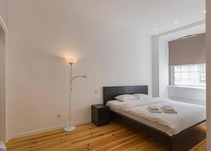 100 A - Flat By Pink St