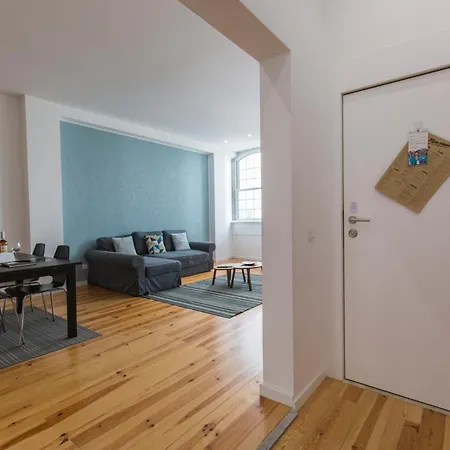 100 A - Central Lisbon Flat By Pink St. *