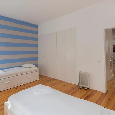 100 A - Central Lisbon Flat By Pink St. *