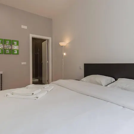 100 A - Central Lisbon Flat By Pink St. *