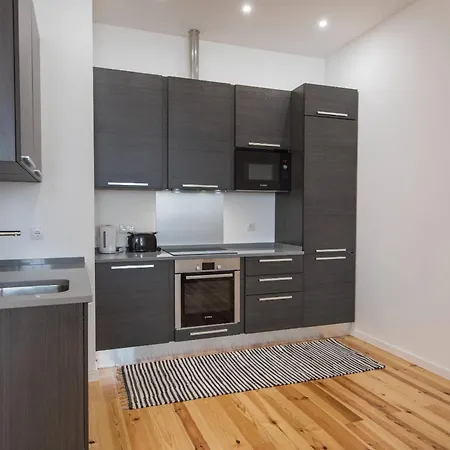 100 A - Central Lisbon Flat By Pink St. *